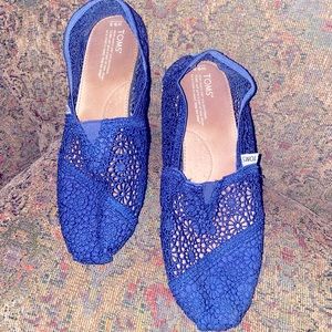 Navy blue lightly worn Tom’s